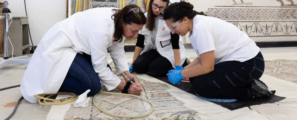Floor mosaic – excavation at Via Massimo d'Azeglio, Ravenna. Master’s Degree Course in Conservation and Restoration of Cultural Heritage – University of Bologna – Ravenna Campus. Delivery of practical workshop sessions.