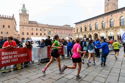 “Where Research Runs Free” un tratto della corsa all’arrivo in Piazza Maggiore (foto di Giorgio Bianchi)