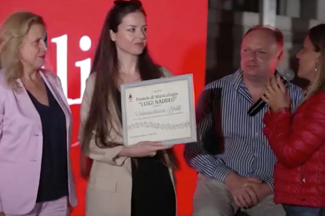 Mariachiara Grilli receiving the award