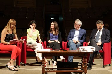 Conference with two scientists, Marica Branchesi and Fabiola Gianotti, on gravitational waves and the Higgs boson