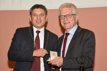The Sigillum Magnum given to David Freedberg, award ceremony