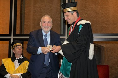 Sigillum Magnum to Joseph E. Stiglitz