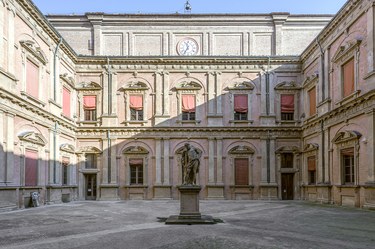 Cortile dell'Ercole, Palazzo Poggi