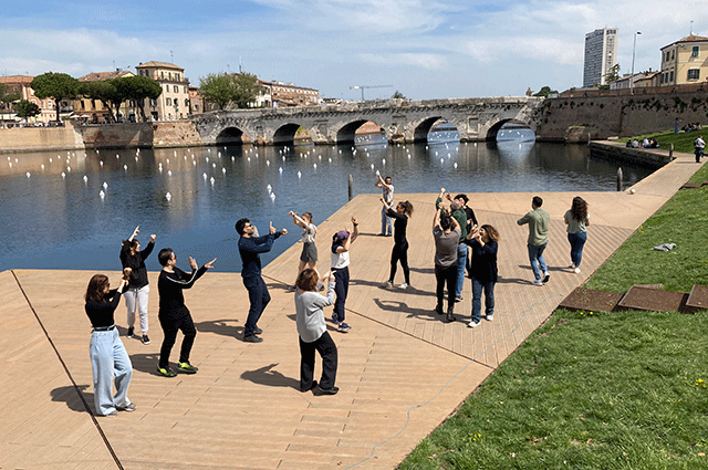 gruppo di studenti che fanno attività outdoor nell'invaso del ponte di Tiberio
