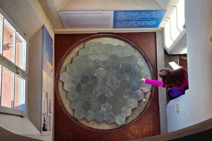 Persone che partecipano alla visita guidata al Museo della Specola