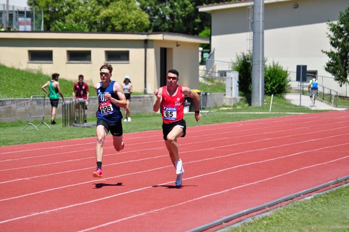corridori su una pista di atletica
