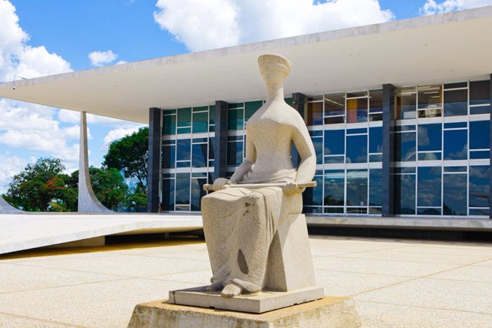 L'immagine mostra la scultura A Justiça (Giustizia) di Alfredo Ceschiatti, situata di fronte all'edificio della Corte Suprema Federale di Brasilia.