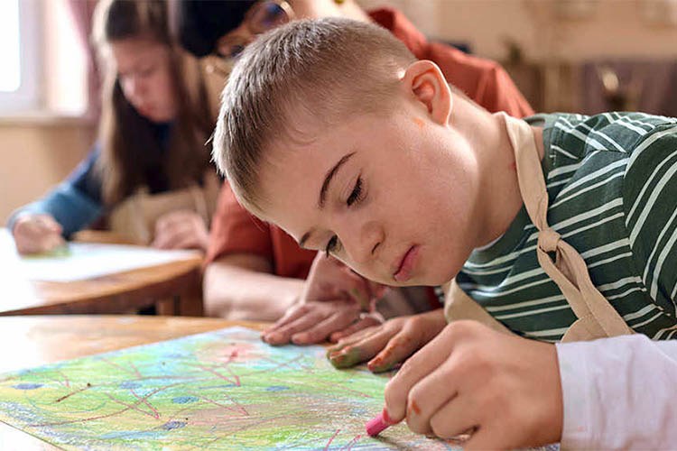 Ragazzo impegnato in una attività artistica