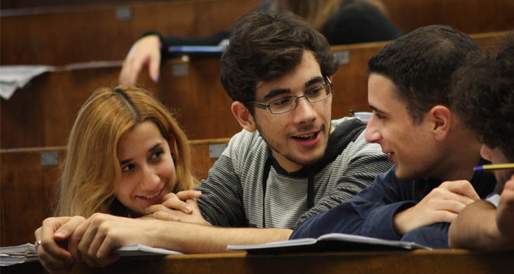 Foto di studenti e studentesse in un momento di studio