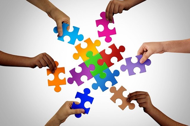 Mani che compongono un puzzle