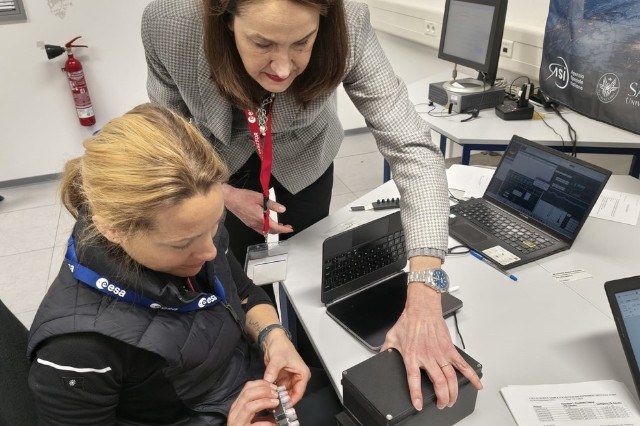 professoressa Mara Mirasoli e una ricercatrice a lavoro