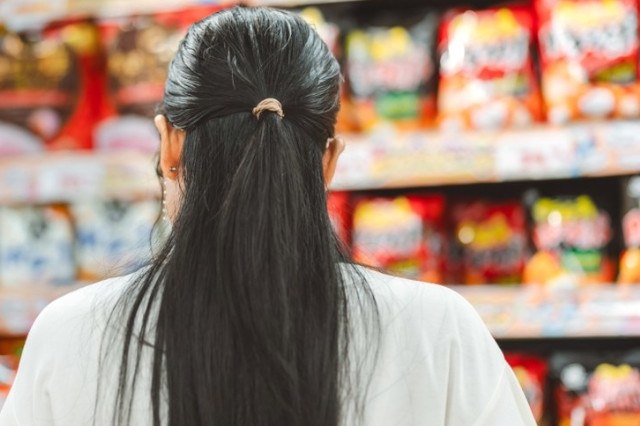 Una persona in un supermercato