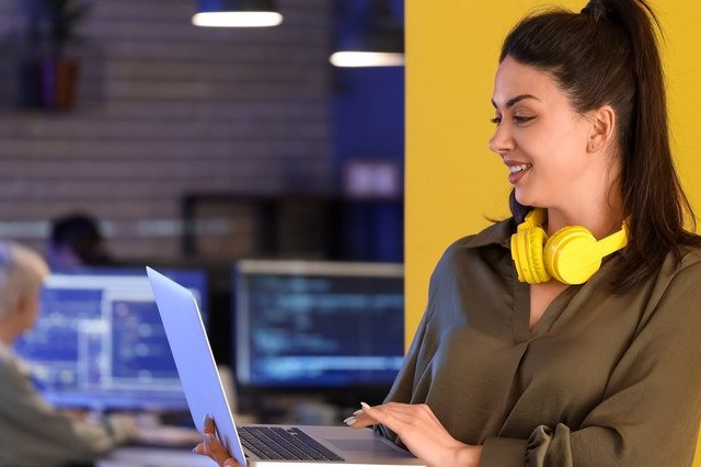 Donna con un computer in mano
