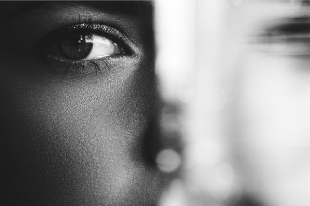 Volto di donna in bianco e nero