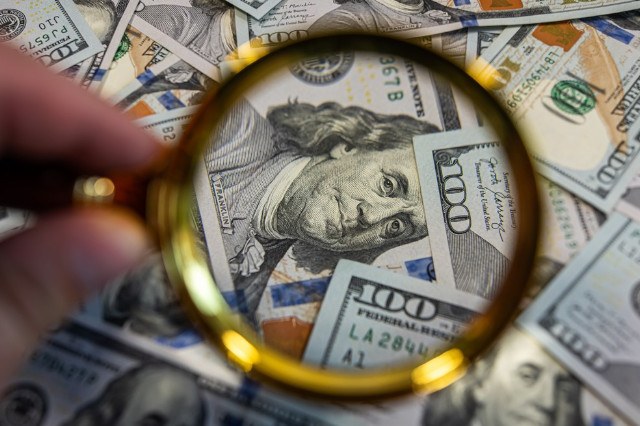 Donna con un computer in mano