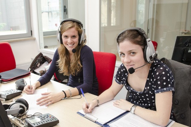 Studentesse nel laboratorio di interpretazione simultanea