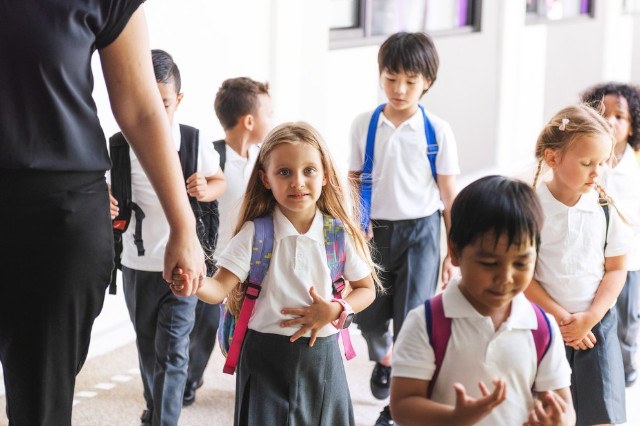 Bambini e bambine a scuola