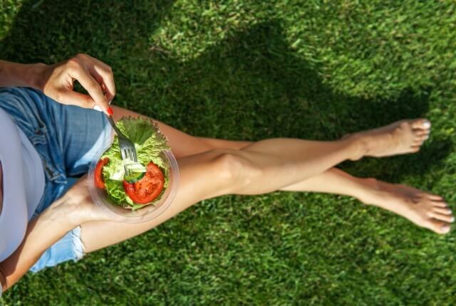 Donna che mangia un'insalata