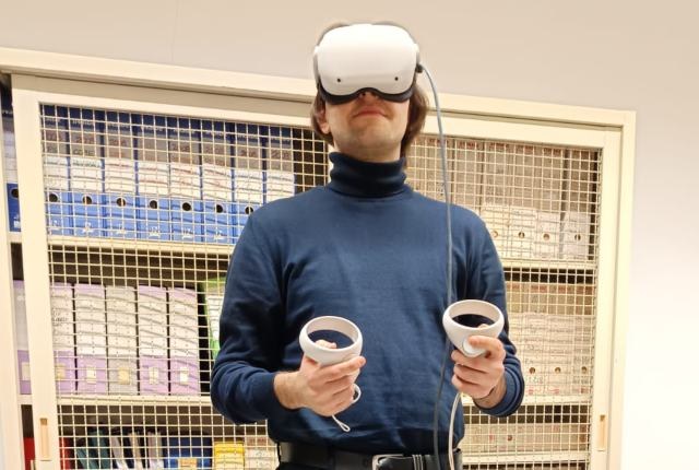 Persona che indossa un visore per la realtà virtuale