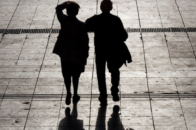 Due persone camminano sotto il sole