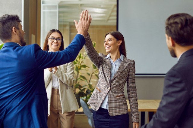 Colleghi e colleghe in un ufficio