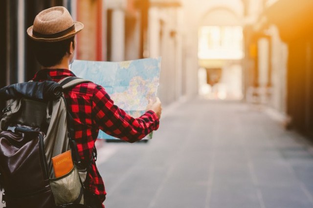 Un uomo con una mappa in mano