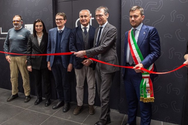 Il momento del taglio del nastro con il Rettore Giovanni Molari