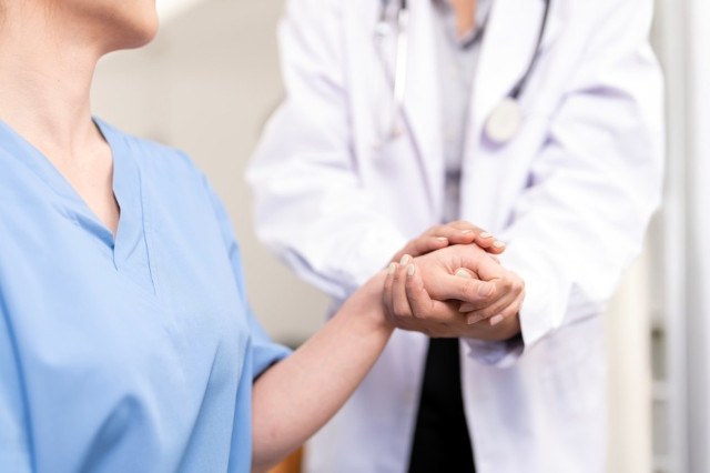 Un medico con una paziente