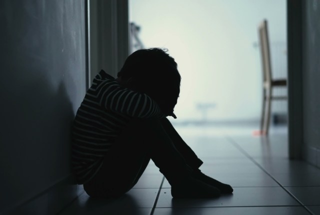 Bambino in una stanza buia