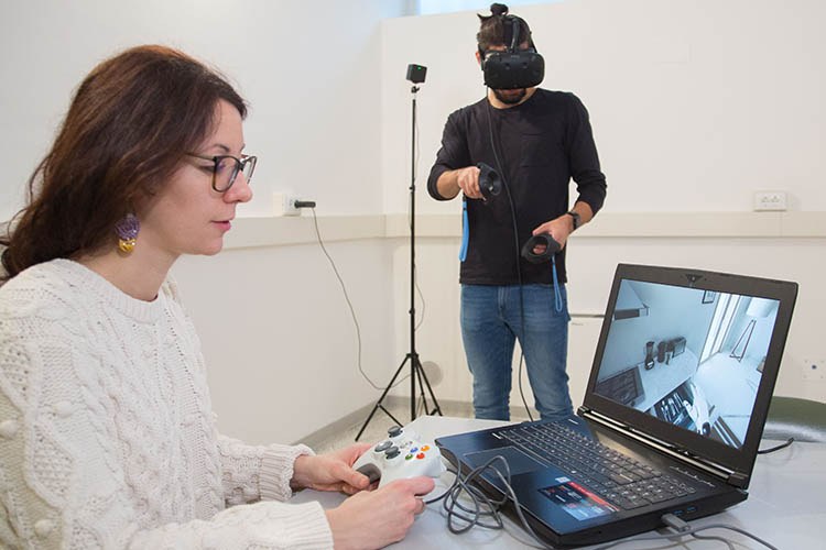 Ricercatrice e ricercatore con un visore di realtà virtuale