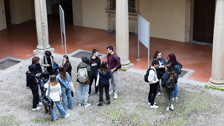 studentesse e studenti in cortile