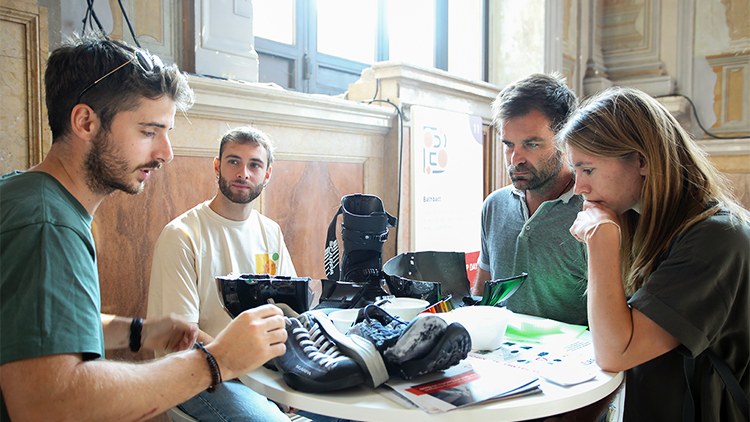 Gruppo di persone al lavoro