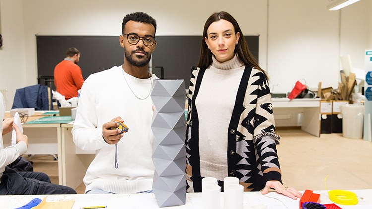 Uomo e donna al lavoro