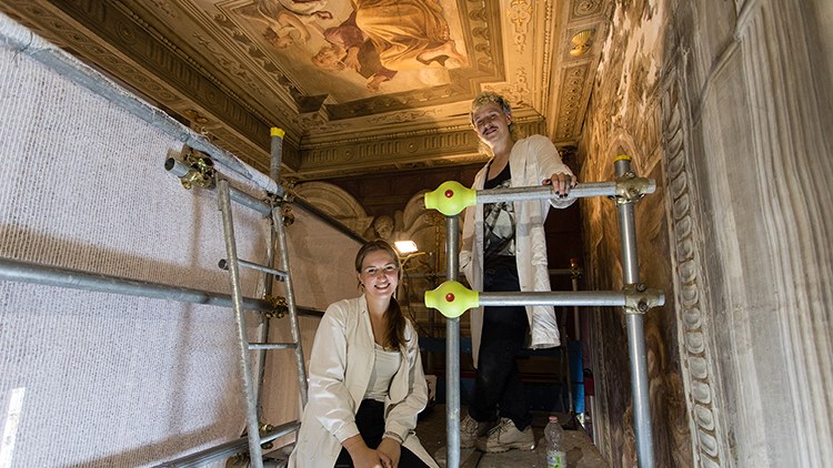 Due ricercatori al lavoro su una impalcatura