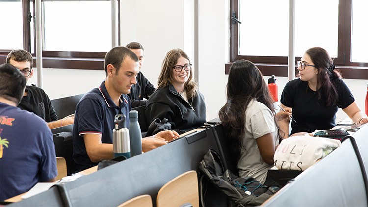 Persone in aula di lezione