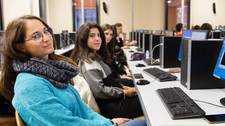 Studenti al lavoro al pc