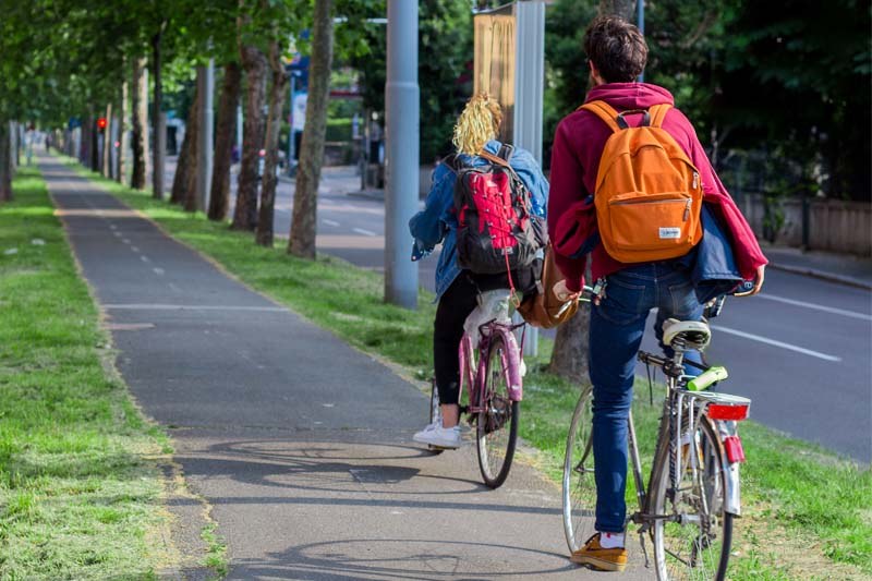 Giovani che percorrono la pista ciclabile