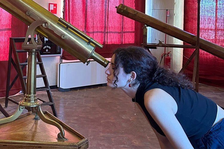 Ragazza che utilizza un telescopio nel museo della Specola