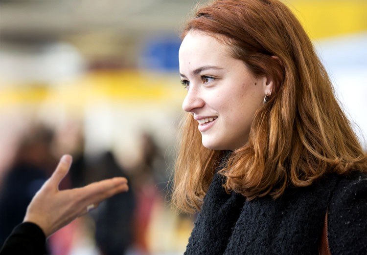 Una studentessa parla con l'ufficio orientamento