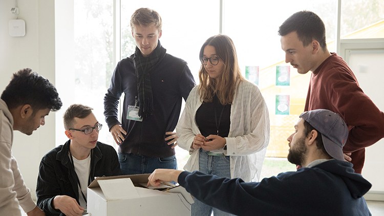 gruppo di persone durante una riunione