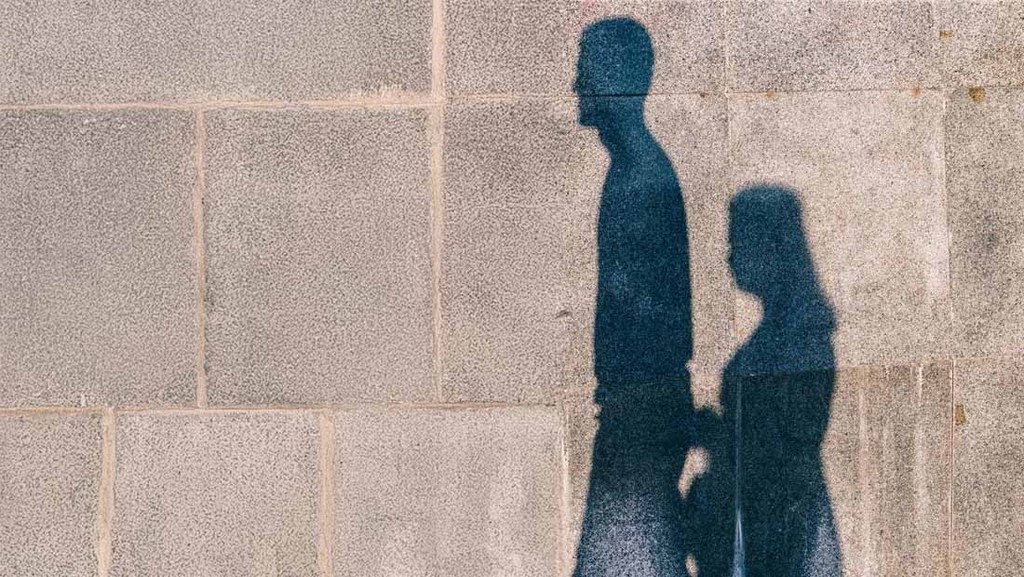 Ombre su un muro di un uomo e una donna