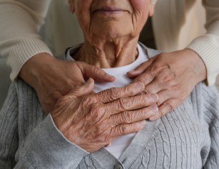 Persona anziana con mani amiche sulle spalle_ progetto Age-it PNRR