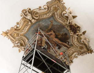 dipinto con impalcatura per restauro