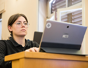 Ragazza al pc