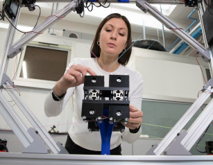 Ragazza che lavora in un laboratorio meccanico