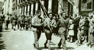 Partigiani sfilano per le strade di milano