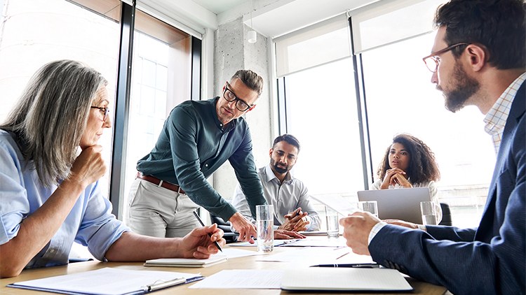 Persone ad un tavolo di lavoro