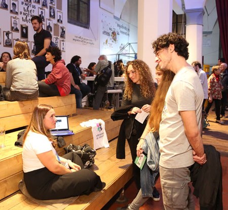 Gruppo di studenti e studentesse