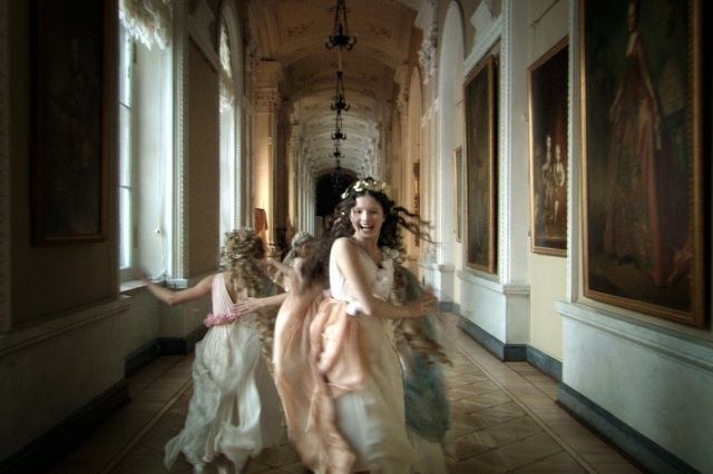 Una scena del film “Arca russa” (“Russian Ark”, 2002) diretto da Aleksandr Sokurov.