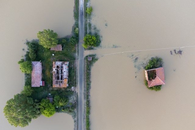 Paesaggio rurale allagato da un alluvione